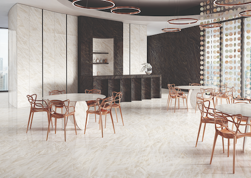 Nowoczesna przestrzeń z wielkoformatowym gresem Emil Ceramica Tele di Marmo Crystal w jasnym, marmurowym rysunku na podłodze i ścianach oraz kontrastową, ciemną strefą baru.